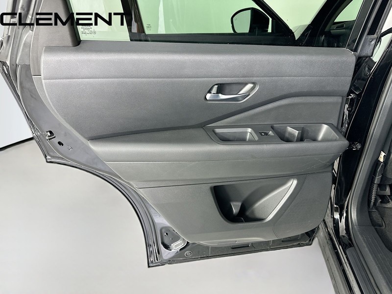 Nissan Pathfinder Vehicle Full-screen Gallery Image 30