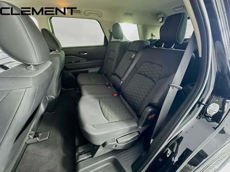 Nissan Pathfinder Vehicle Full-screen Gallery Image 32