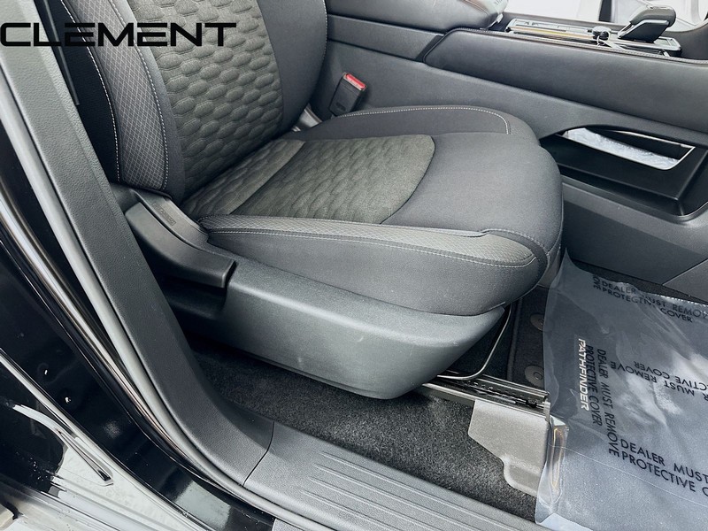 Nissan Pathfinder Vehicle Full-screen Gallery Image 34