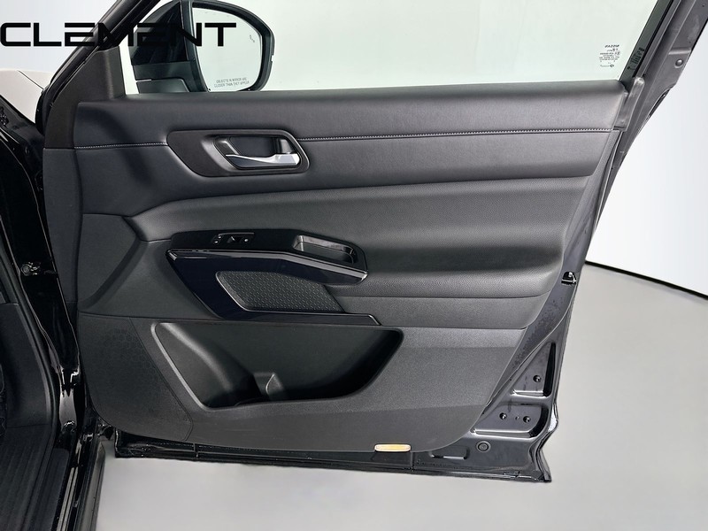 Nissan Pathfinder Vehicle Full-screen Gallery Image 36