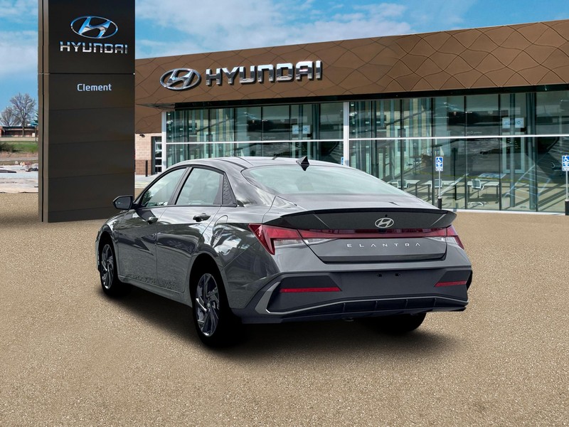 Hyundai Elantra Vehicle Full-screen Gallery Image 5