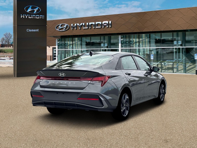 Hyundai Elantra Vehicle Full-screen Gallery Image 7