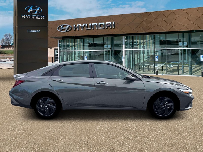 Hyundai Elantra Vehicle Full-screen Gallery Image 9