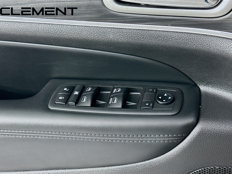 Jeep Grand Cherokee Vehicle Full-screen Gallery Image 24