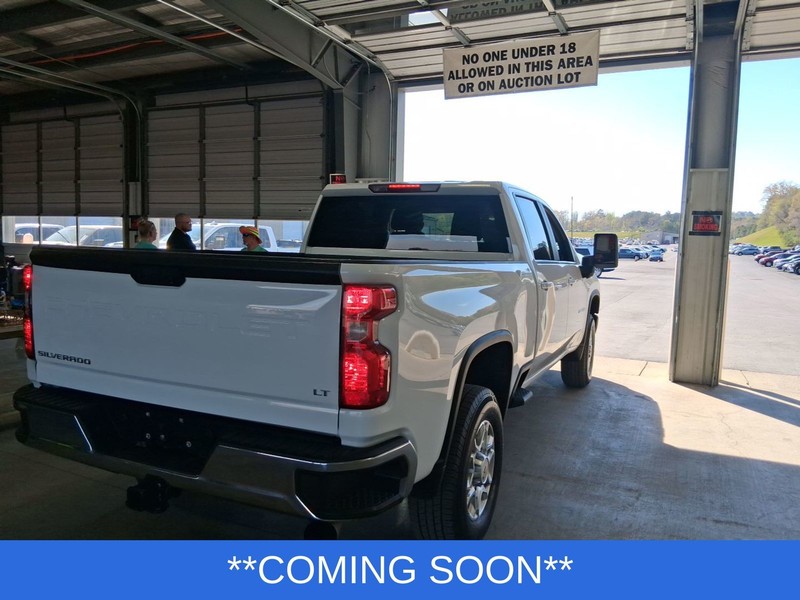 Chevrolet Silverado 2500HD Vehicle Full-screen Gallery Image 02