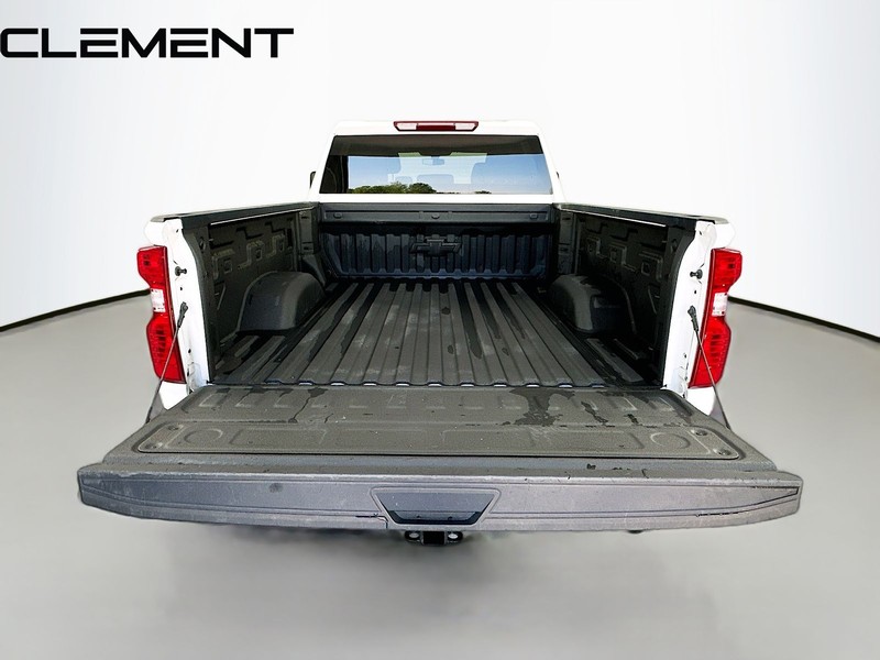 Chevrolet Silverado 2500HD Vehicle Full-screen Gallery Image 11