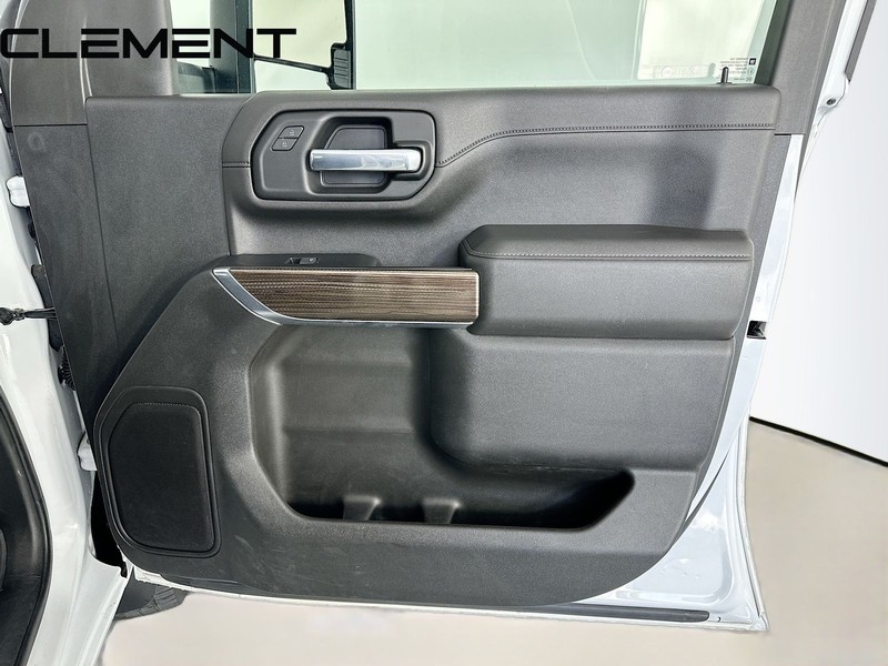 Chevrolet Silverado 2500HD Vehicle Full-screen Gallery Image 35