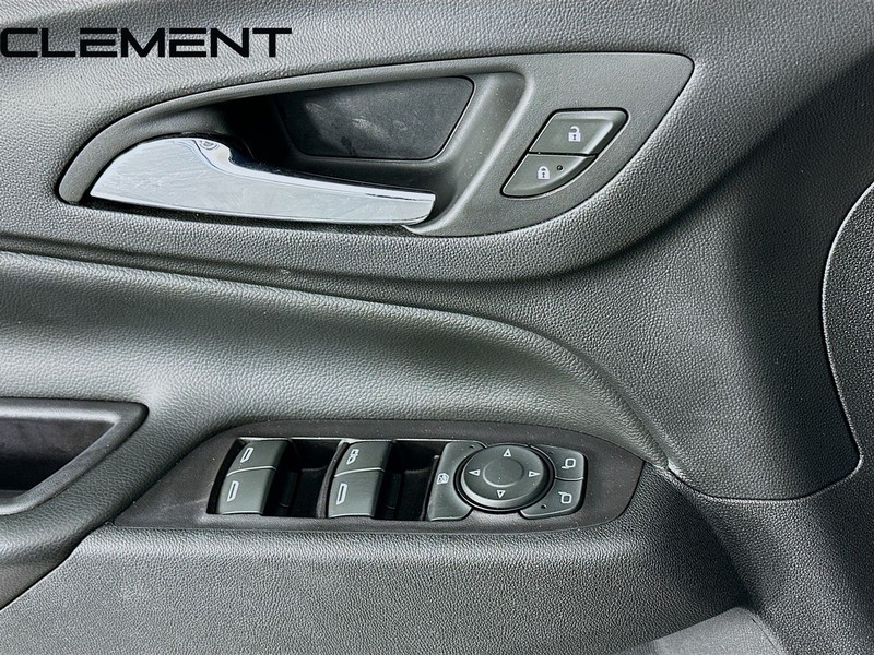 Chevrolet Equinox Vehicle Full-screen Gallery Image 24