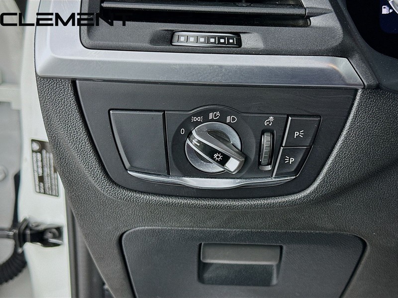 BMW X3 Vehicle Full-screen Gallery Image 13