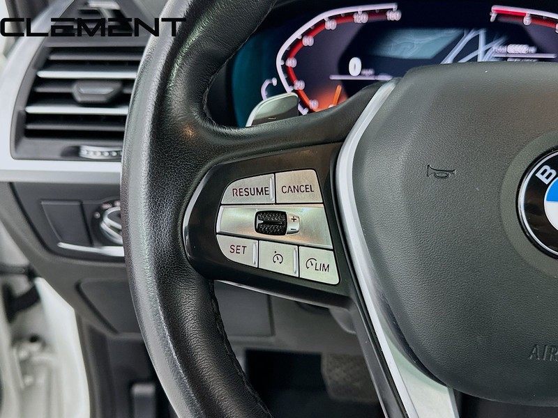 BMW X3 Vehicle Full-screen Gallery Image 15