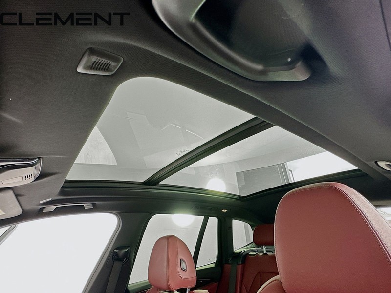 BMW X3 Vehicle Full-screen Gallery Image 24