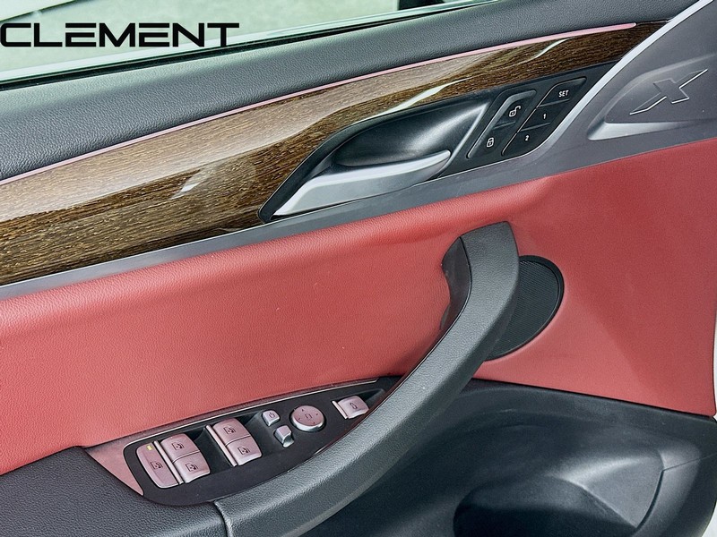 BMW X3 Vehicle Full-screen Gallery Image 25