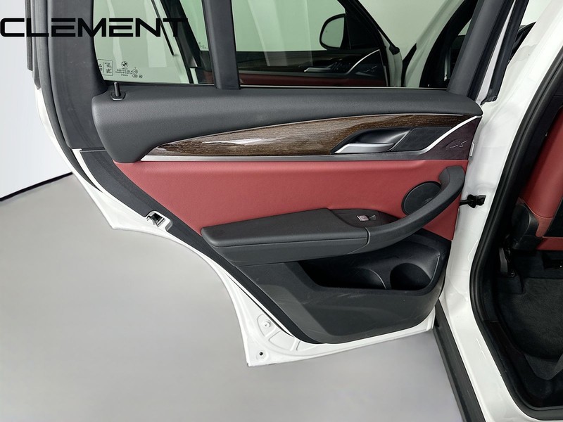 BMW X3 Vehicle Full-screen Gallery Image 30