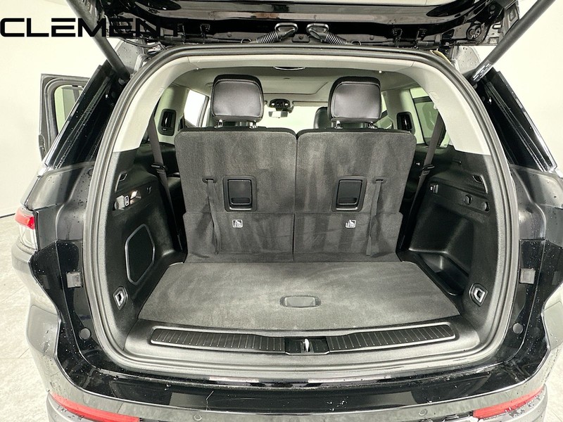 Jeep Grand Cherokee L Vehicle Full-screen Gallery Image 11