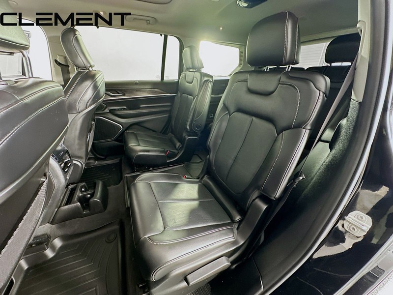 Jeep Grand Cherokee L Vehicle Full-screen Gallery Image 34