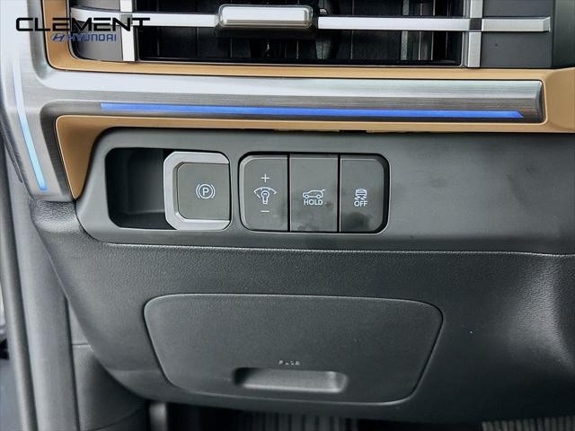 Hyundai Santa Fe Vehicle Full-screen Gallery Image 12