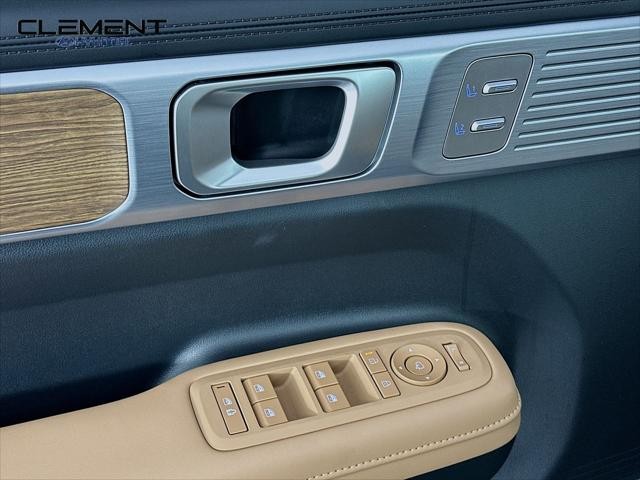 Hyundai Santa Fe Vehicle Full-screen Gallery Image 24