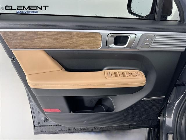 Hyundai Santa Fe Vehicle Full-screen Gallery Image 25