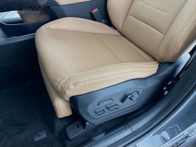 Hyundai Santa Fe Vehicle Full-screen Gallery Image 26