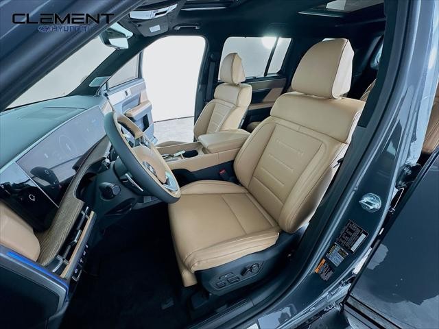 Hyundai Santa Fe Vehicle Full-screen Gallery Image 27