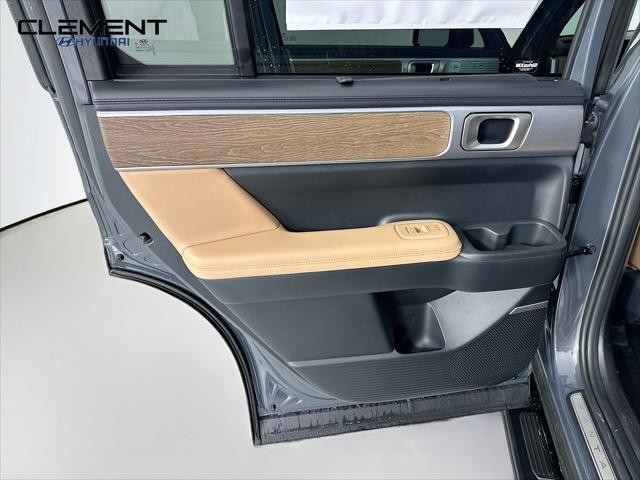 Hyundai Santa Fe Vehicle Full-screen Gallery Image 28