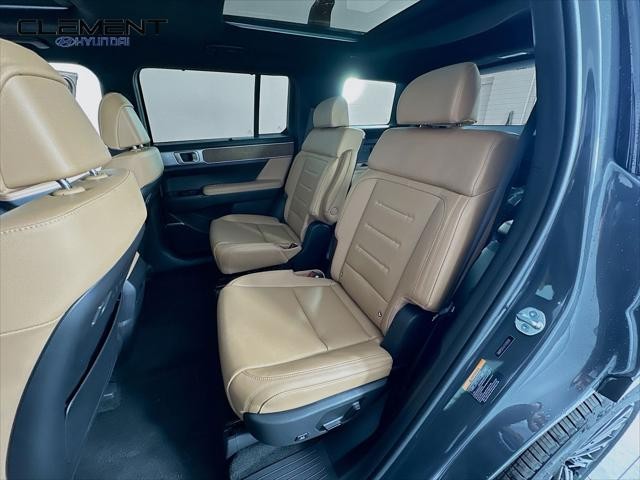 Hyundai Santa Fe Vehicle Full-screen Gallery Image 29