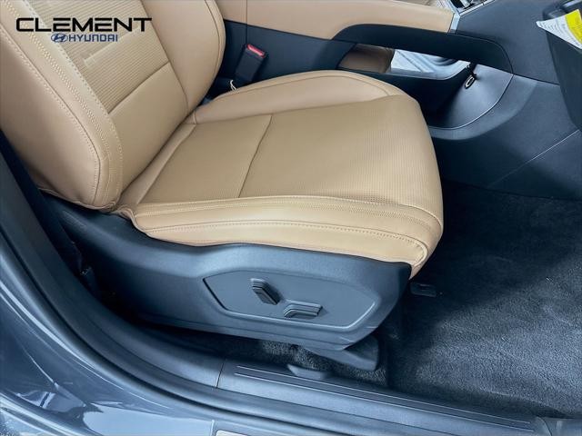 Hyundai Santa Fe Vehicle Full-screen Gallery Image 30