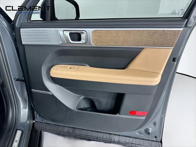 Hyundai Santa Fe Vehicle Full-screen Gallery Image 32