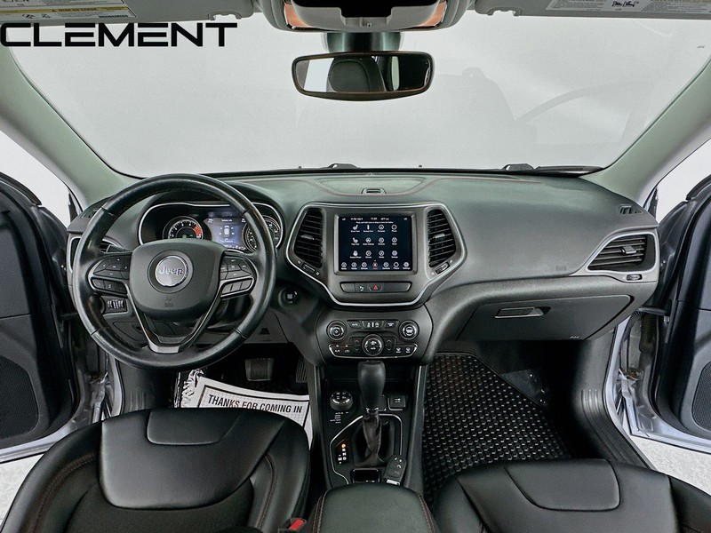 Jeep Cherokee Vehicle Full-screen Gallery Image 12