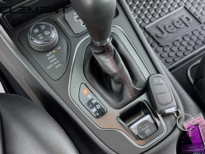 Jeep Cherokee Vehicle Full-screen Gallery Image 24