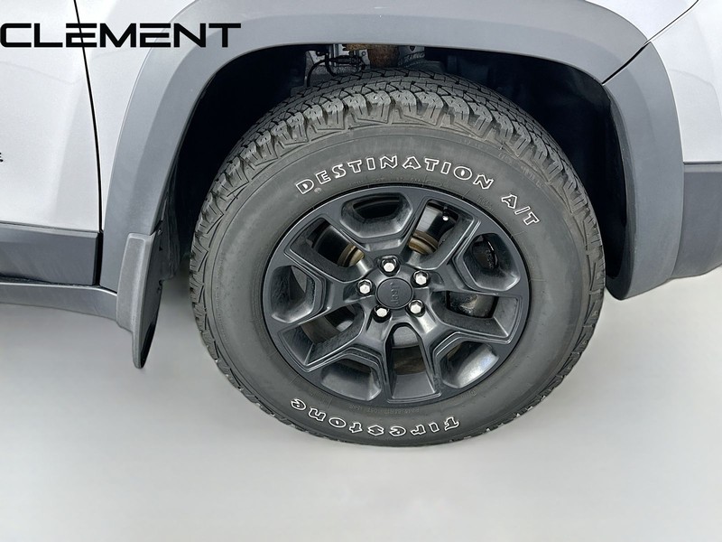Jeep Cherokee Vehicle Full-screen Gallery Image 36