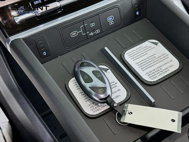 Hyundai Santa Fe Vehicle Full-screen Gallery Image 21