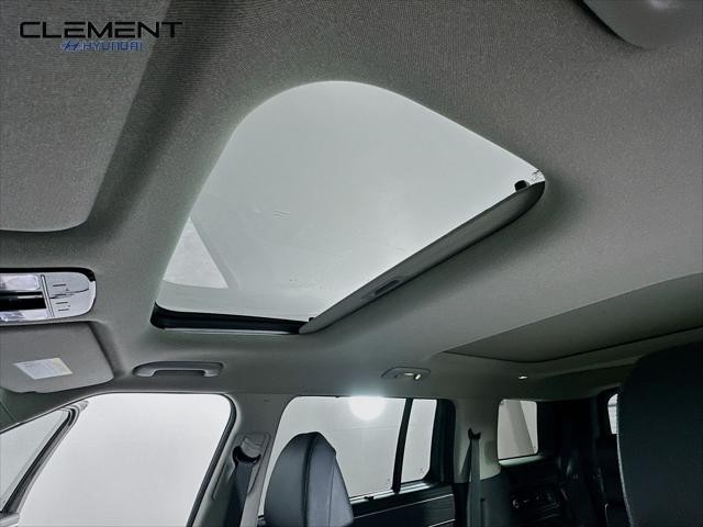 Hyundai Santa Fe Vehicle Full-screen Gallery Image 22