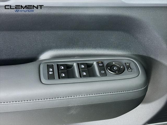 Hyundai Santa Fe Vehicle Full-screen Gallery Image 24