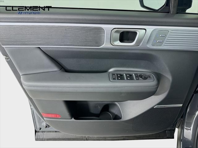 Hyundai Santa Fe Vehicle Full-screen Gallery Image 25