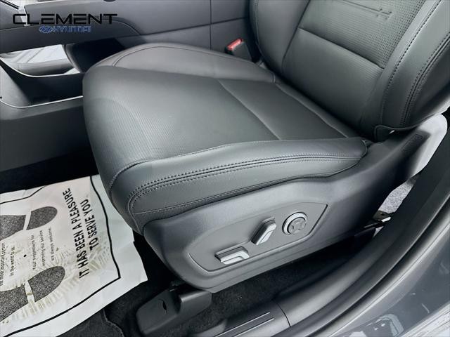 Hyundai Santa Fe Vehicle Full-screen Gallery Image 26