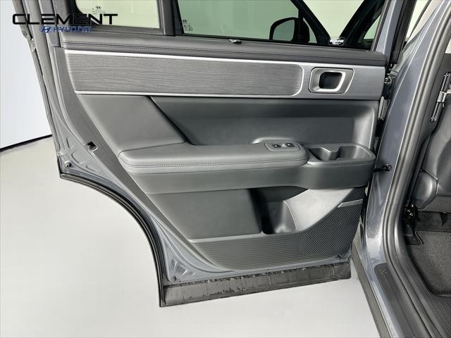 Hyundai Santa Fe Vehicle Full-screen Gallery Image 28