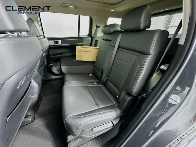 Hyundai Santa Fe Vehicle Full-screen Gallery Image 29