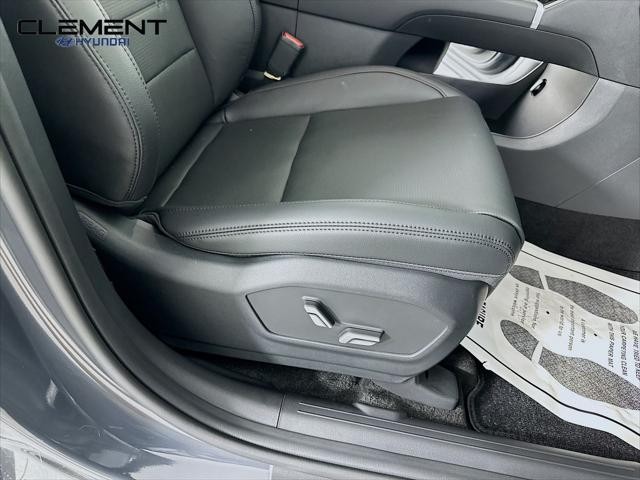 Hyundai Santa Fe Vehicle Full-screen Gallery Image 30