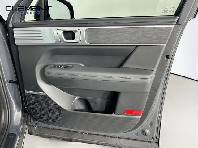 Hyundai Santa Fe Vehicle Full-screen Gallery Image 32