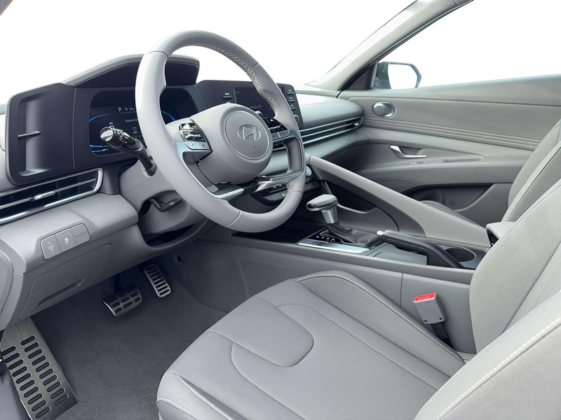 Hyundai Elantra Vehicle Image 14