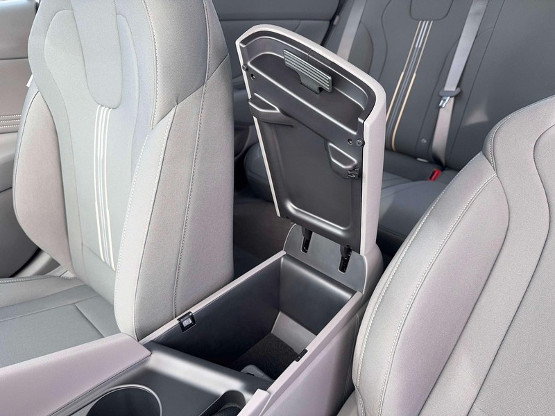 Hyundai Elantra Vehicle Image 18