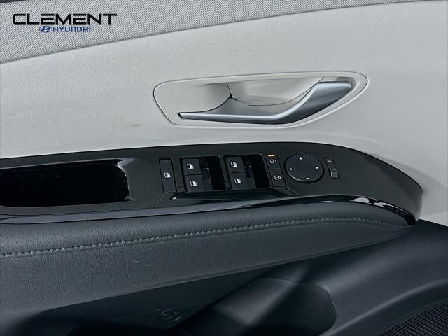 Hyundai Tucson Vehicle Full-screen Gallery Image 24