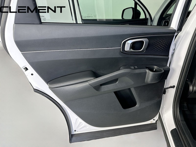 Kia Sorento Vehicle Full-screen Gallery Image 30