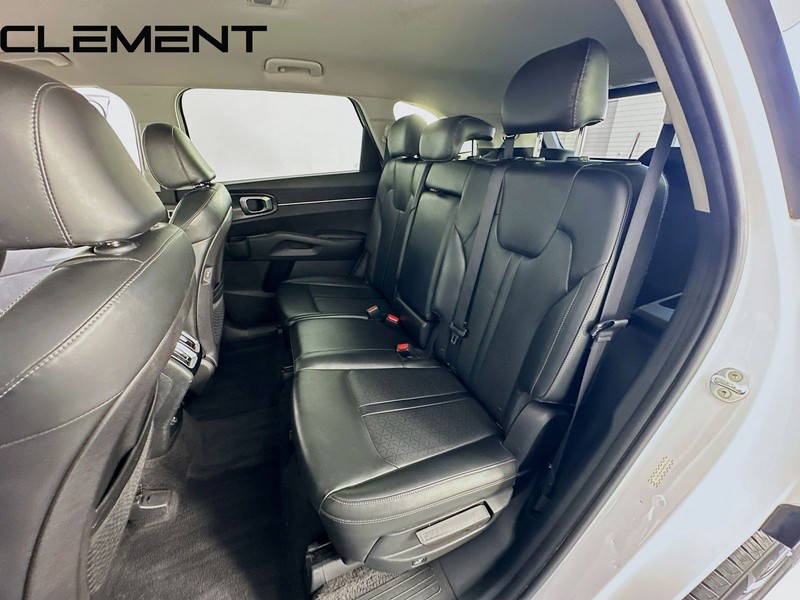 Kia Sorento Vehicle Full-screen Gallery Image 32