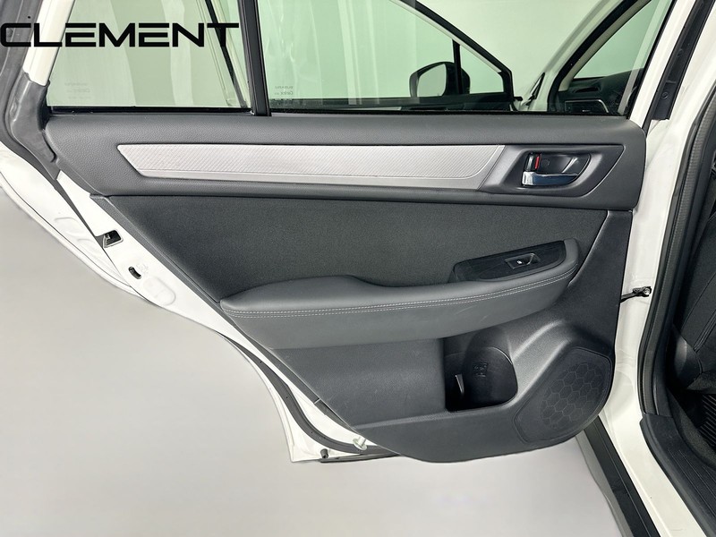 Subaru Outback Vehicle Full-screen Gallery Image 30