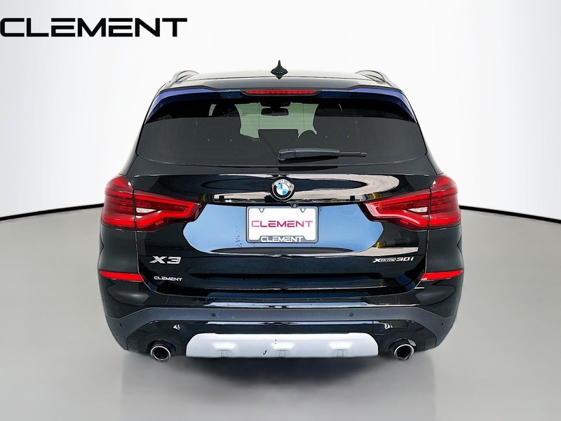BMW X3 Vehicle Full-screen Gallery Image 8