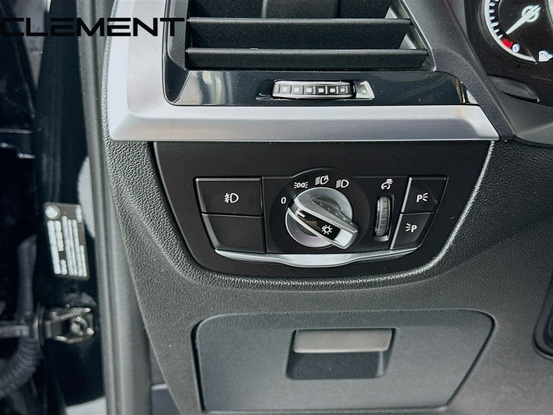 BMW X3 Vehicle Full-screen Gallery Image 13