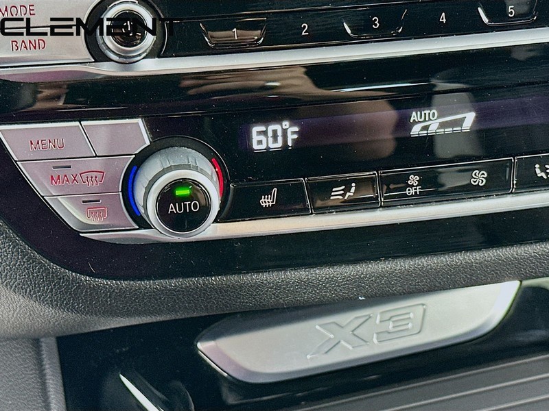 BMW X3 Vehicle Full-screen Gallery Image 23
