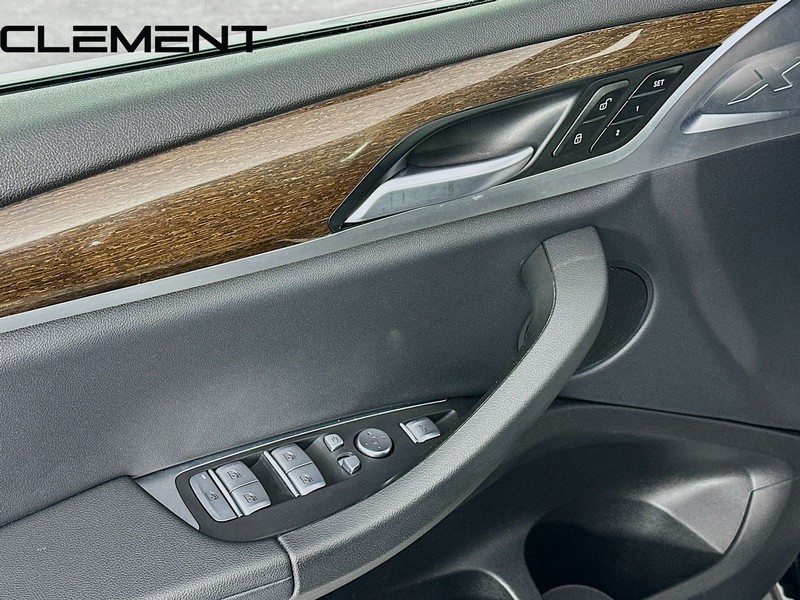BMW X3 Vehicle Full-screen Gallery Image 25